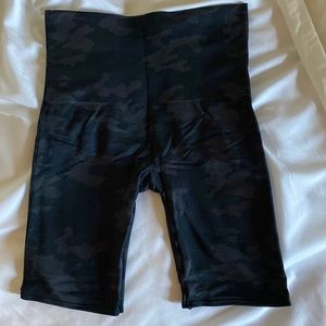 EUC spanx black camo biker shorts